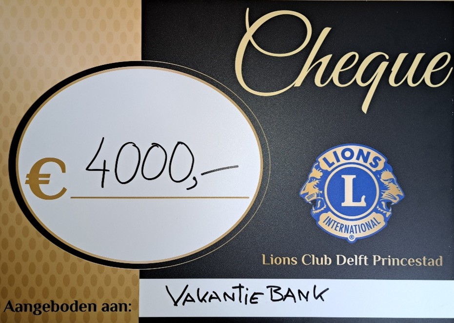 Afbeelding: Een cheque van Lions Club Delft Princestad, ter waarde van 4000 euro, voor Vakantiebank Delft